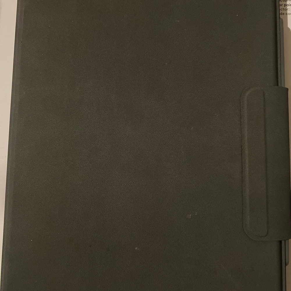 Zagg used like new ipad keyboard case
